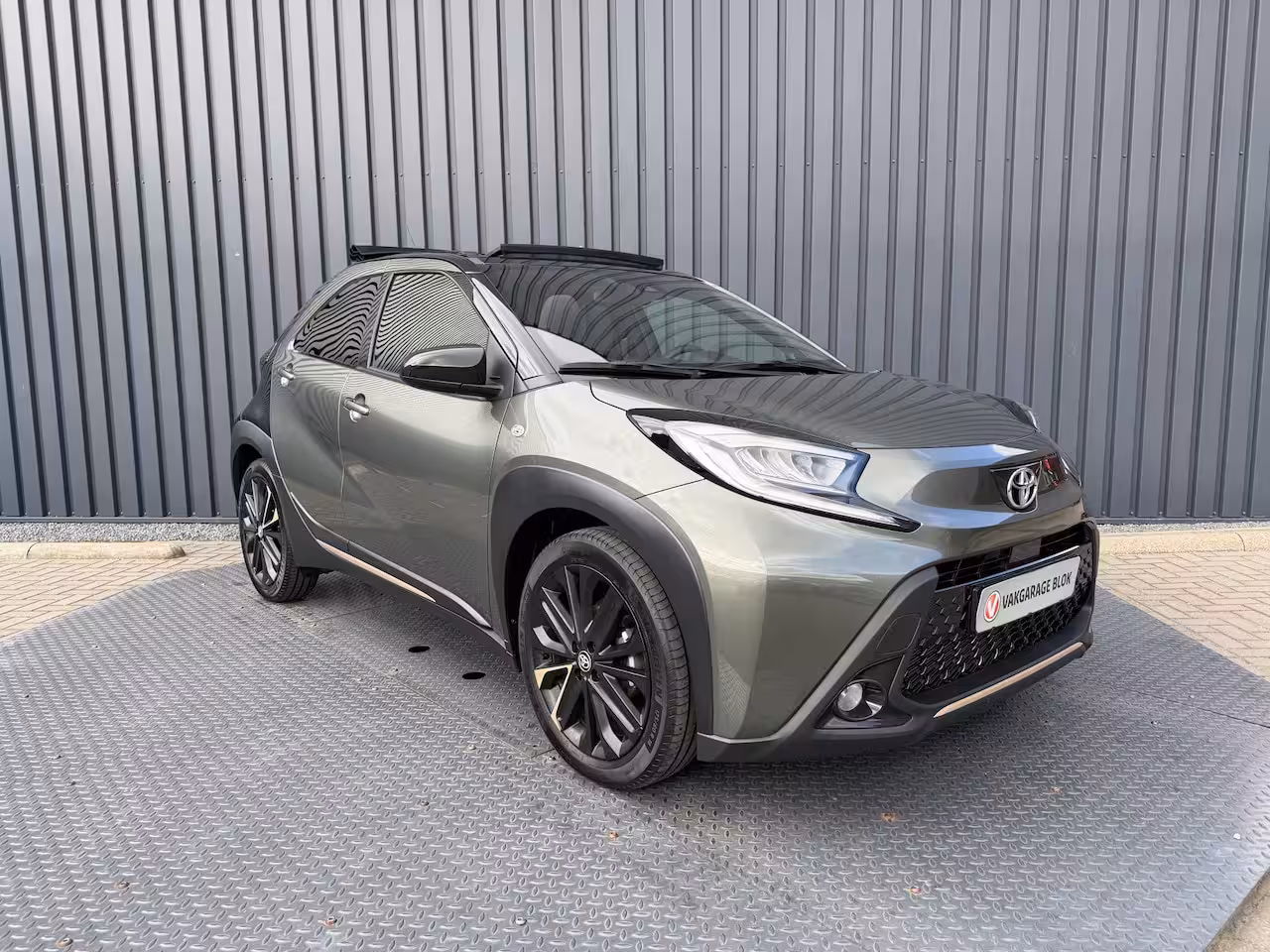 Toyota Aygo X 1.0 VVT-i S-CVT Premium | Schuif dak | JBL | Clima | Rijklaar