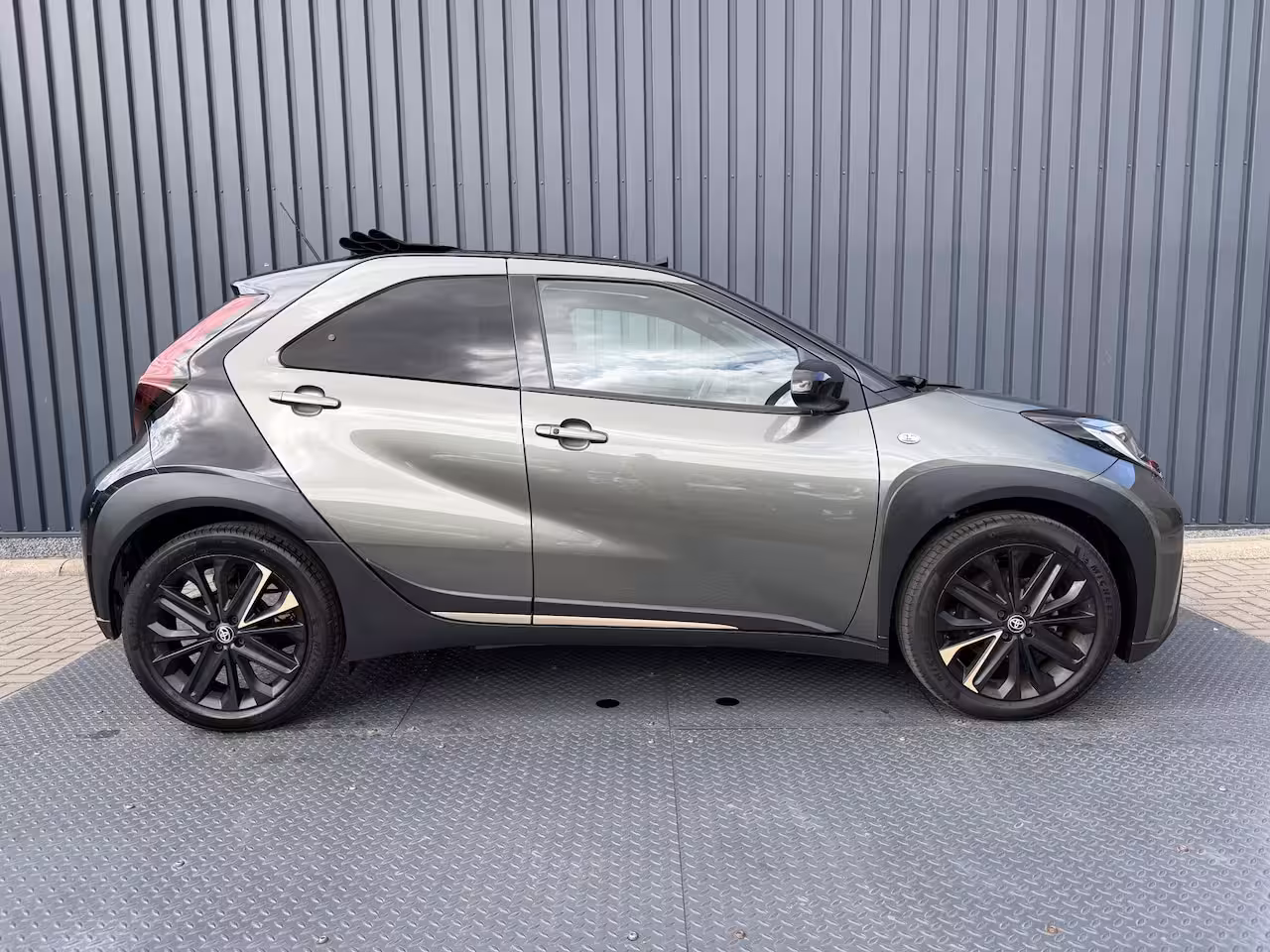Toyota Aygo X 1.0 VVT-i S-CVT Premium | Schuif dak | JBL | Clima | Rijklaar