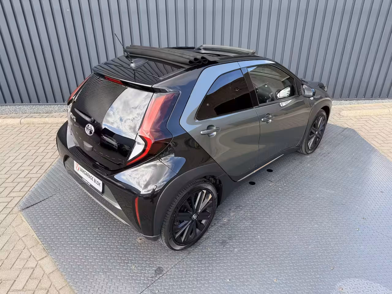 Toyota Aygo X 1.0 VVT-i S-CVT Premium | Schuif dak | JBL | Clima | Rijklaar