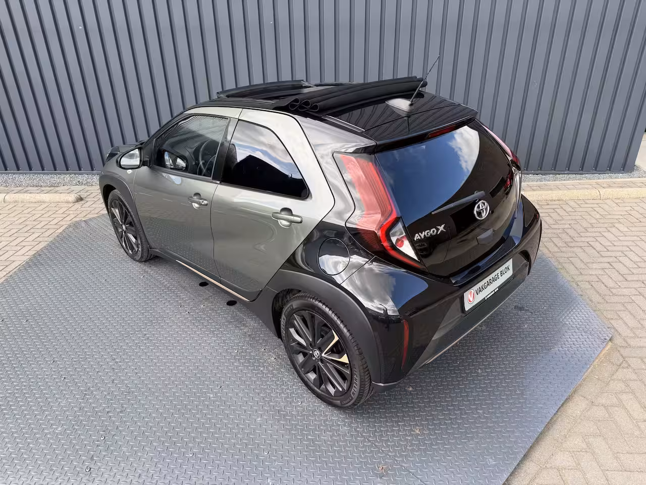 Toyota Aygo X 1.0 VVT-i S-CVT Premium | Schuif dak | JBL | Clima | Rijklaar