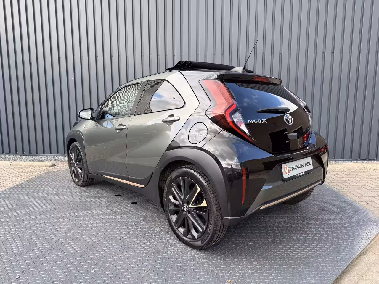 Toyota Aygo X 1.0 VVT-i S-CVT Premium | Schuif dak | JBL | Clima | Rijklaar