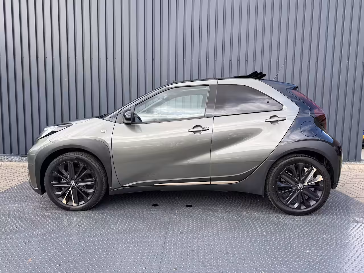 Toyota Aygo X 1.0 VVT-i S-CVT Premium | Schuif dak | JBL | Clima | Rijklaar