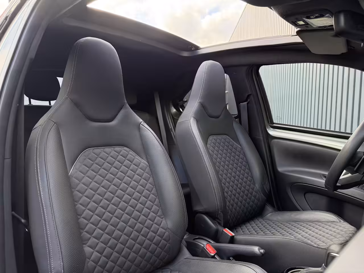 Toyota Aygo X 1.0 VVT-i S-CVT Premium | Schuif dak | JBL | Clima | Rijklaar