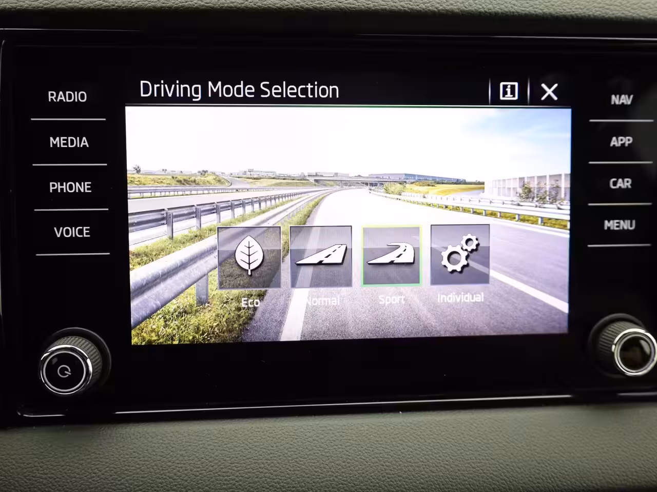 Skoda Karoq 1.5 TSI ACT Sportline Business | 360 Camera | Canton | Side Assist | Elk. A-klep | Prijs R