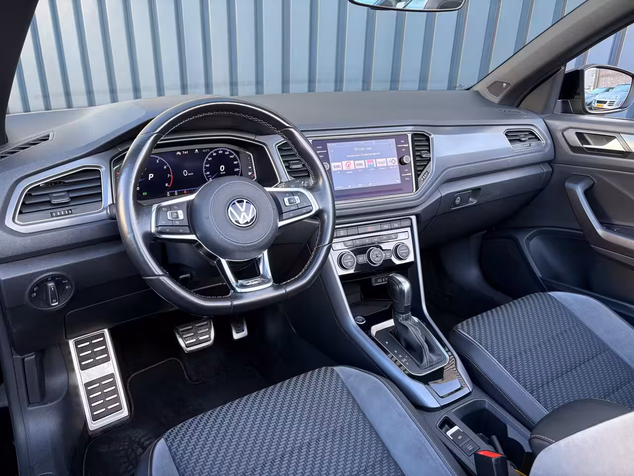 Volkswagen T-Roc Cabrio 1.5 TSI R-Line | Beats | Trekhaak afnb. | Keyless | Camera | 19'' | Prijs Rijklaar