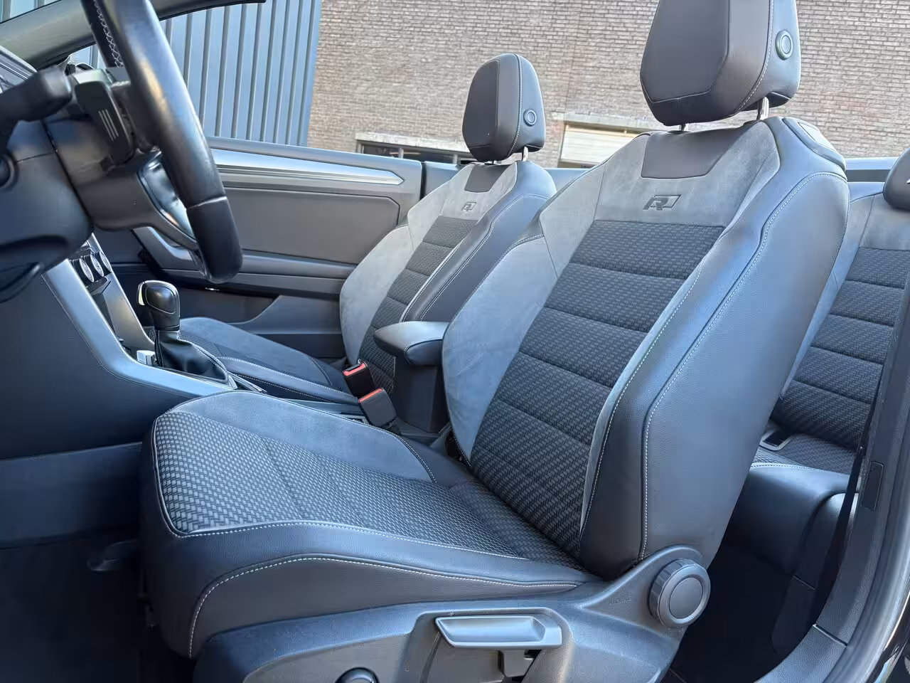 Volkswagen T-Roc Cabrio 1.5 TSI R-Line | Beats | Trekhaak afnb. | Keyless | Camera | 19'' | Prijs Rijklaar