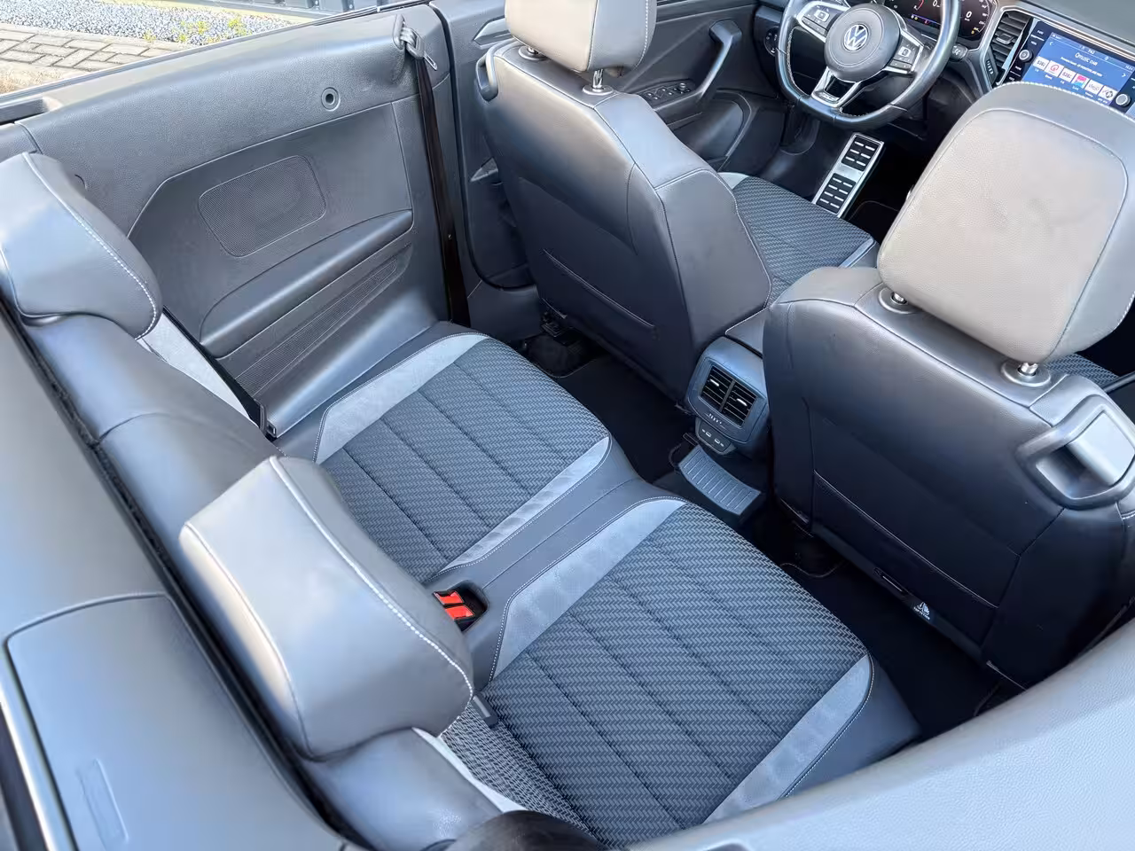 Volkswagen T-Roc Cabrio 1.5 TSI R-Line | Beats | Trekhaak afnb. | Keyless | Camera | 19'' | Prijs Rijklaar