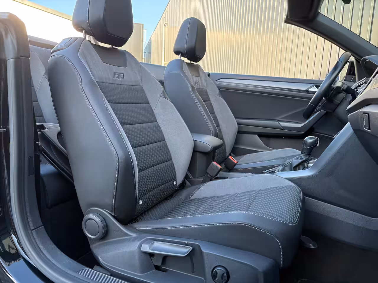 Volkswagen T-Roc Cabrio 1.5 TSI R-Line | Beats | Trekhaak afnb. | Keyless | Camera | 19'' | Prijs Rijklaar