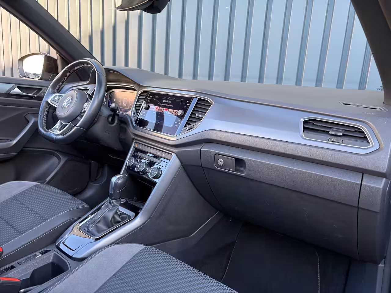 Volkswagen T-Roc Cabrio 1.5 TSI R-Line | Beats | Trekhaak afnb. | Keyless | Camera | 19'' | Prijs Rijklaar