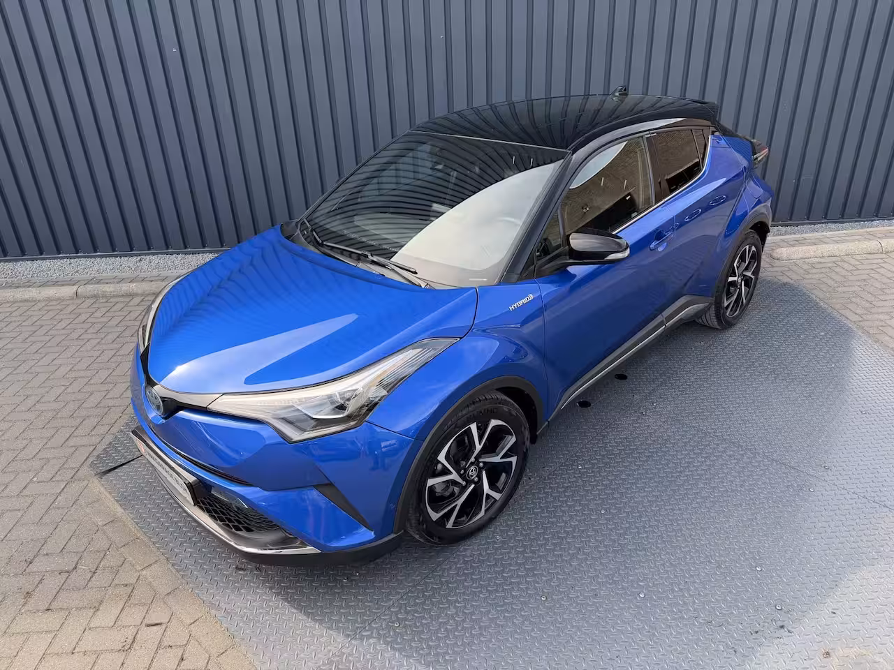 Toyota C-HR 1.8 Hybrid Executive / Bi tone | Leer/alcantara | Dealer onderhouden | LED | JBL | Rijklaa
