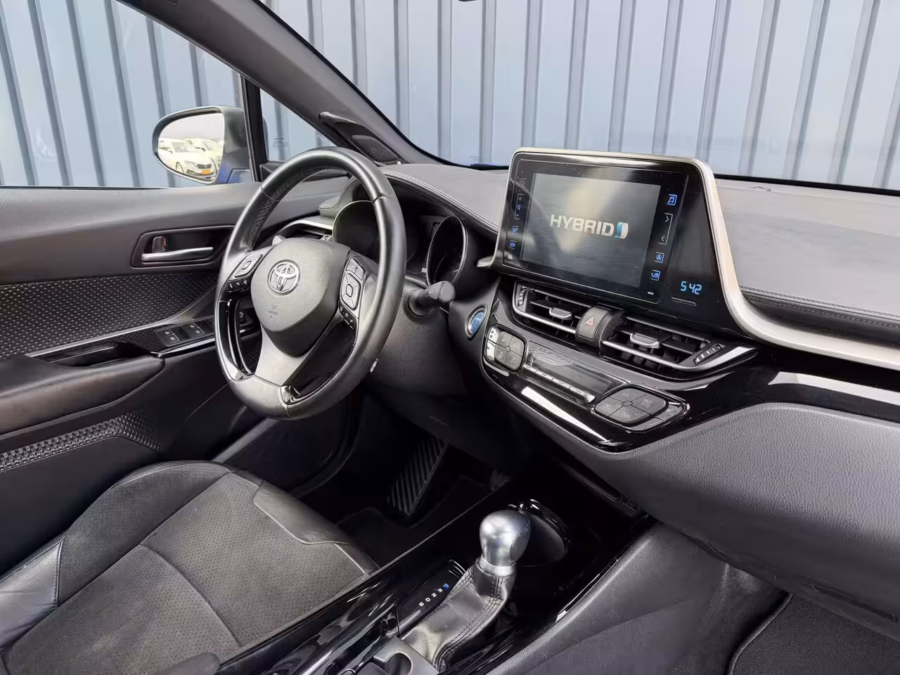 Toyota C-HR 1.8 Hybrid Executive / Bi tone | Leer/alcantara | Dealer onderhouden | LED | JBL | Rijklaa