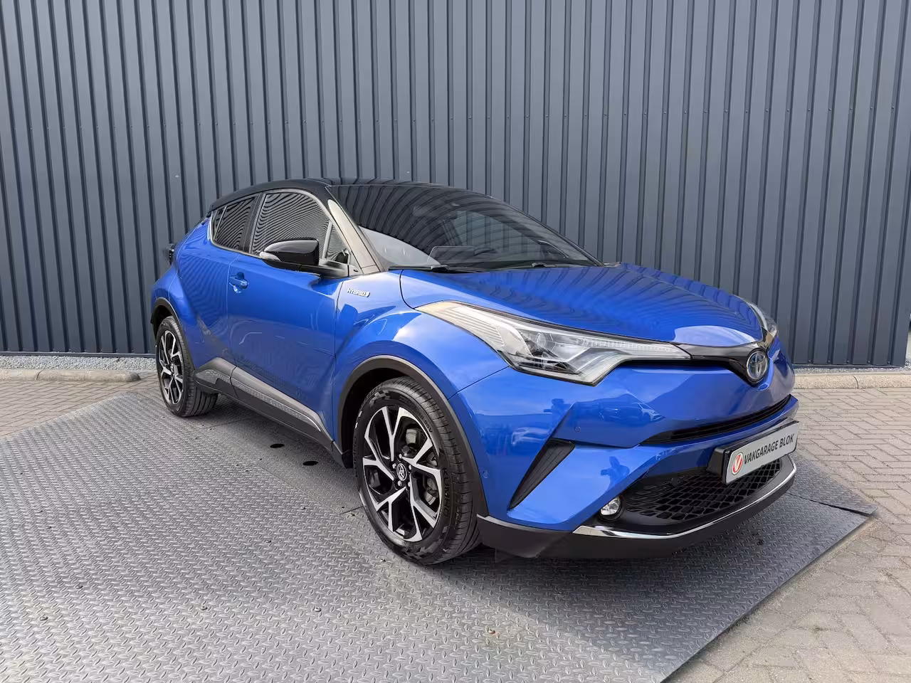 Toyota C-HR 1.8 Hybrid Executive / Bi tone | Leer/alcantara | Dealer onderhouden | LED | JBL | Rijklaa