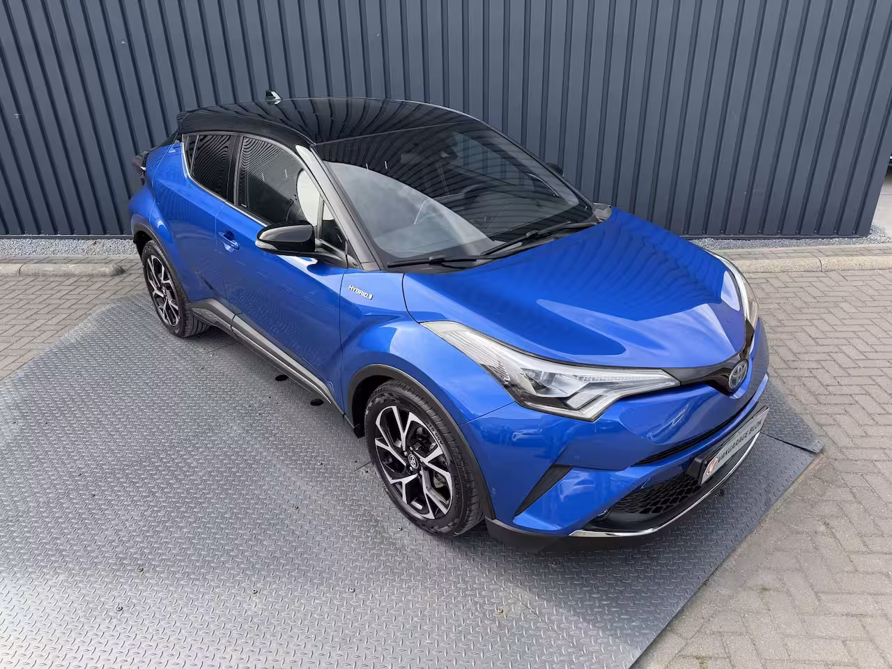 Toyota C-HR 1.8 Hybrid Executive / Bi tone | Leer/alcantara | Dealer onderhouden | LED | JBL | Rijklaa
