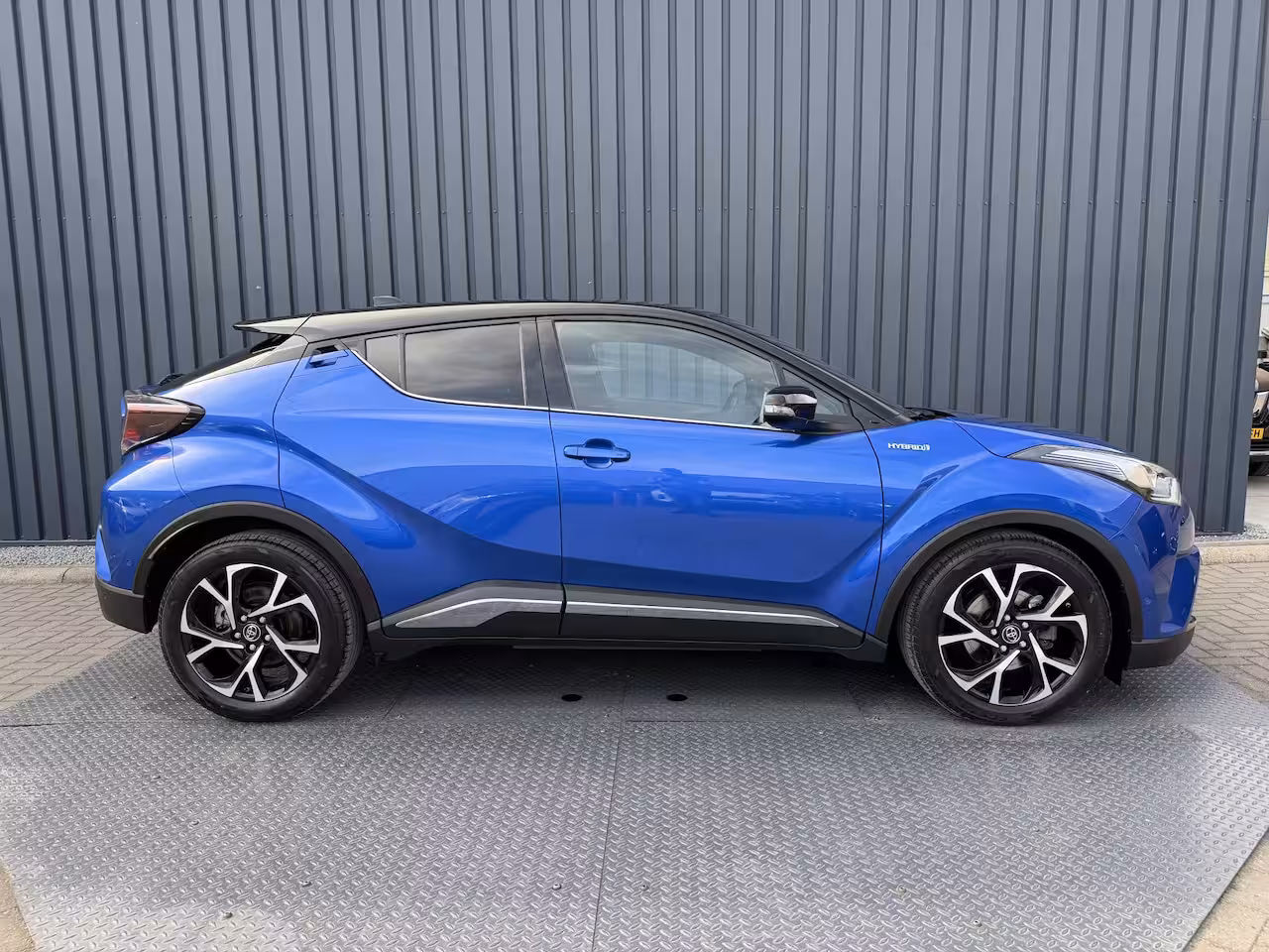 Toyota C-HR 1.8 Hybrid Executive / Bi tone | Leer/alcantara | Dealer onderhouden | LED | JBL | Rijklaa