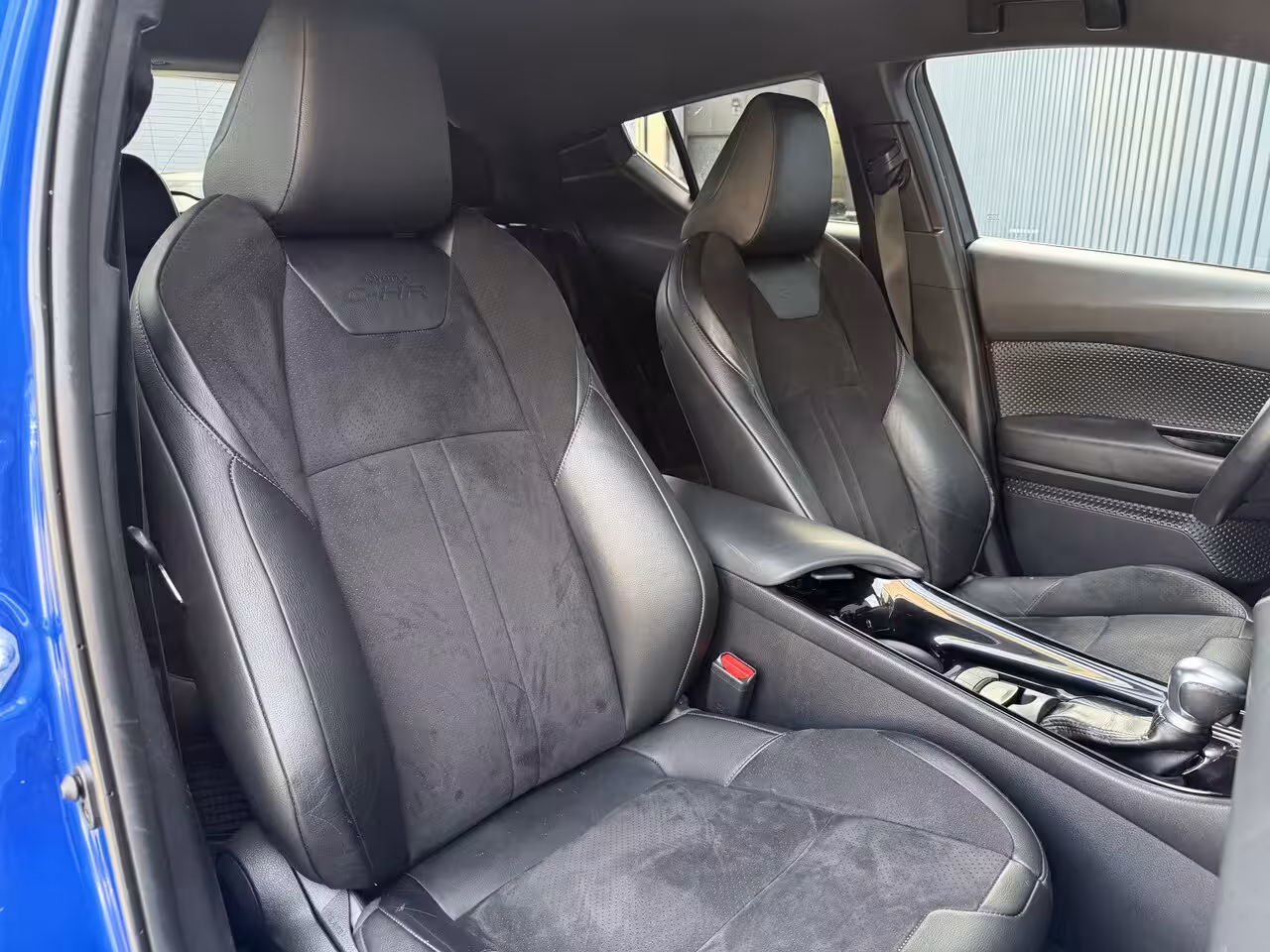 Toyota C-HR 1.8 Hybrid Executive / Bi tone | Leer/alcantara | Dealer onderhouden | LED | JBL | Rijklaa