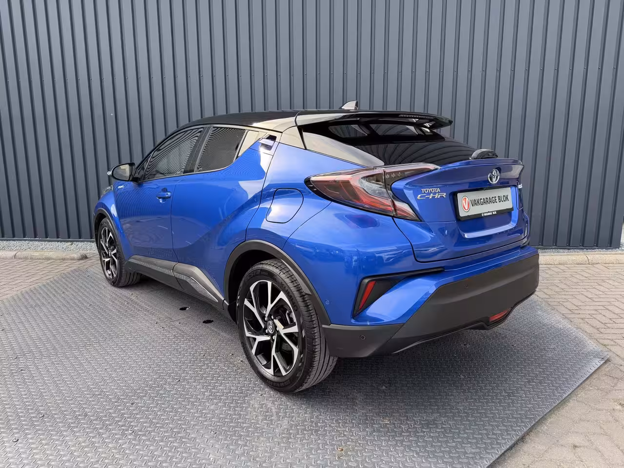 Toyota C-HR 1.8 Hybrid Executive / Bi tone | Leer/alcantara | Dealer onderhouden | LED | JBL | Rijklaa