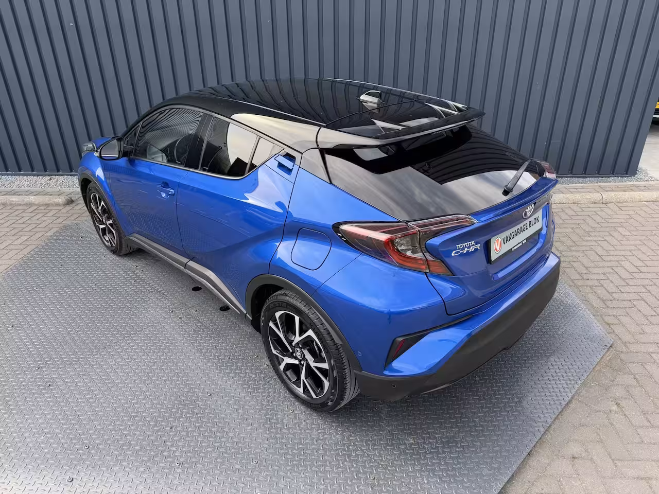 Toyota C-HR 1.8 Hybrid Executive / Bi tone | Leer/alcantara | Dealer onderhouden | LED | JBL | Rijklaa