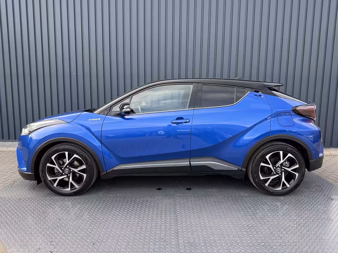 Toyota C-HR 1.8 Hybrid Executive / Bi tone | Leer/alcantara | Dealer onderhouden | LED | JBL | Rijklaa