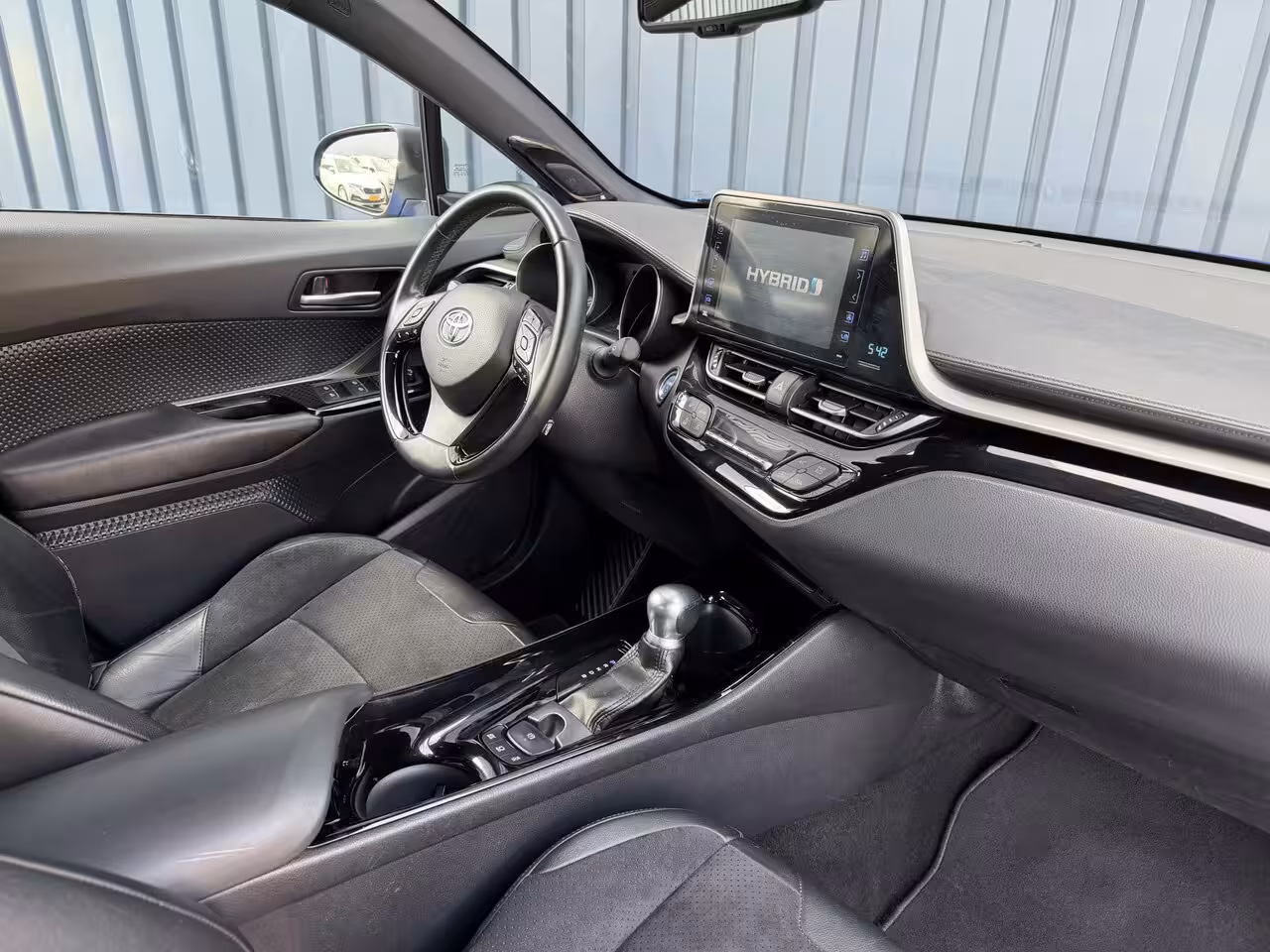 Toyota C-HR 1.8 Hybrid Executive / Bi tone | Leer/alcantara | Dealer onderhouden | LED | JBL | Rijklaa