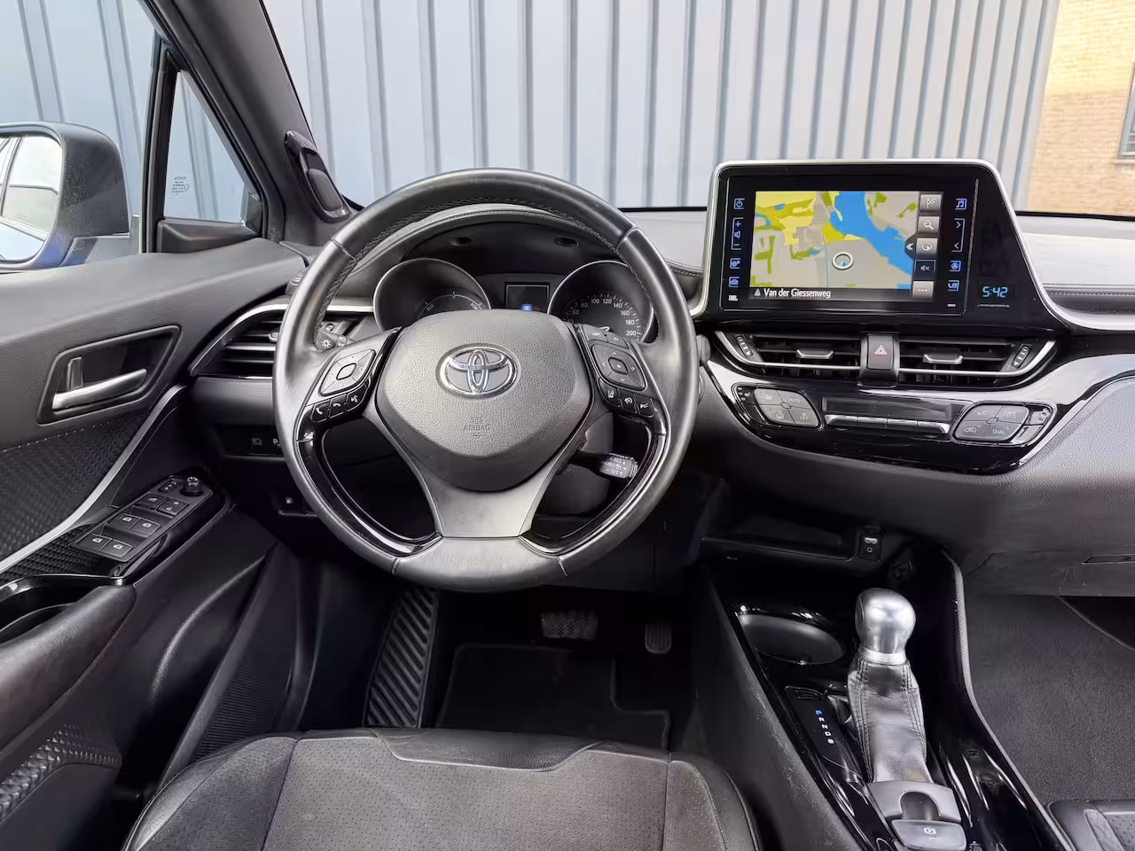 Toyota C-HR 1.8 Hybrid Executive / Bi tone | Leer/alcantara | Dealer onderhouden | LED | JBL | Rijklaa