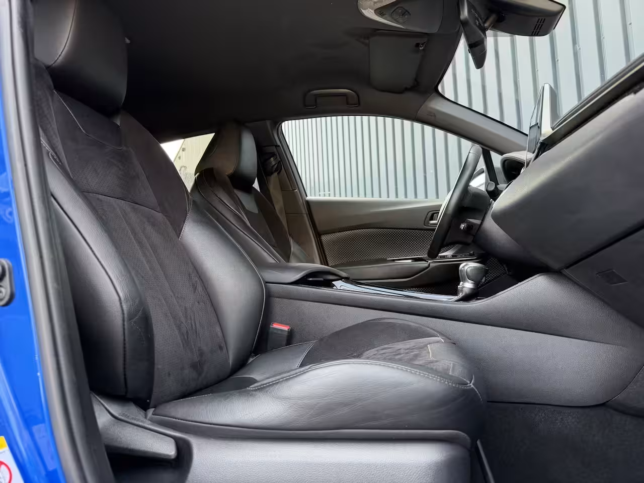 Toyota C-HR 1.8 Hybrid Executive / Bi tone | Leer/alcantara | Dealer onderhouden | LED | JBL | Rijklaa