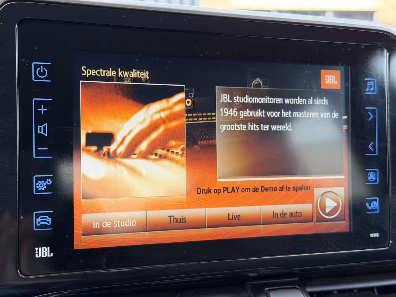 Toyota C-HR 1.8 Hybrid Executive / Bi tone | Leer/alcantara | Dealer onderhouden | LED | JBL | Rijklaa