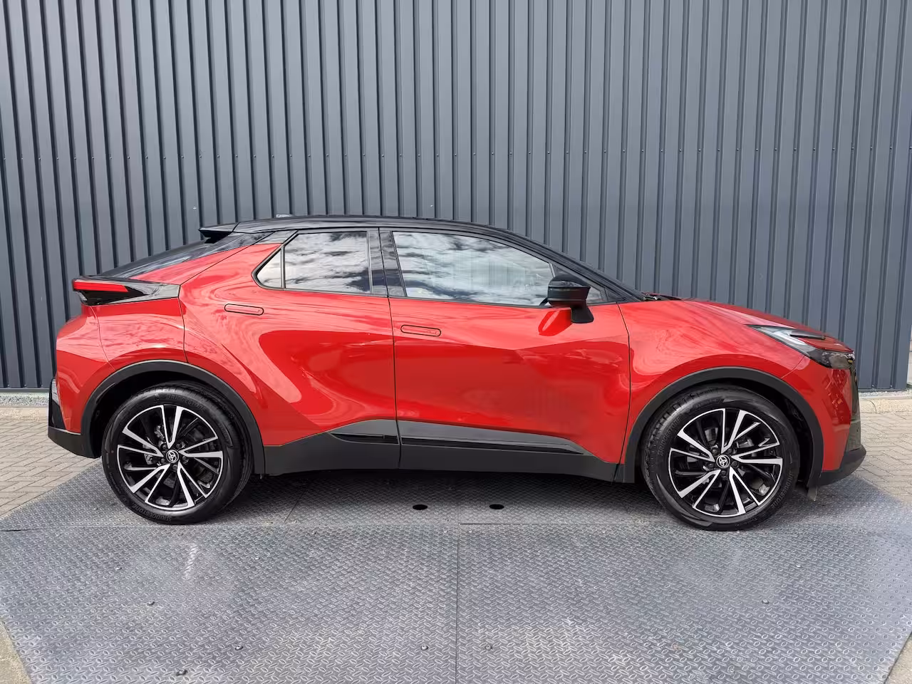 Toyota C-HR 1.8 Hybrid 140 Executive / Bi tone | JBL | Emotional Red | 10 jr GARANTIE | Rijklaar
