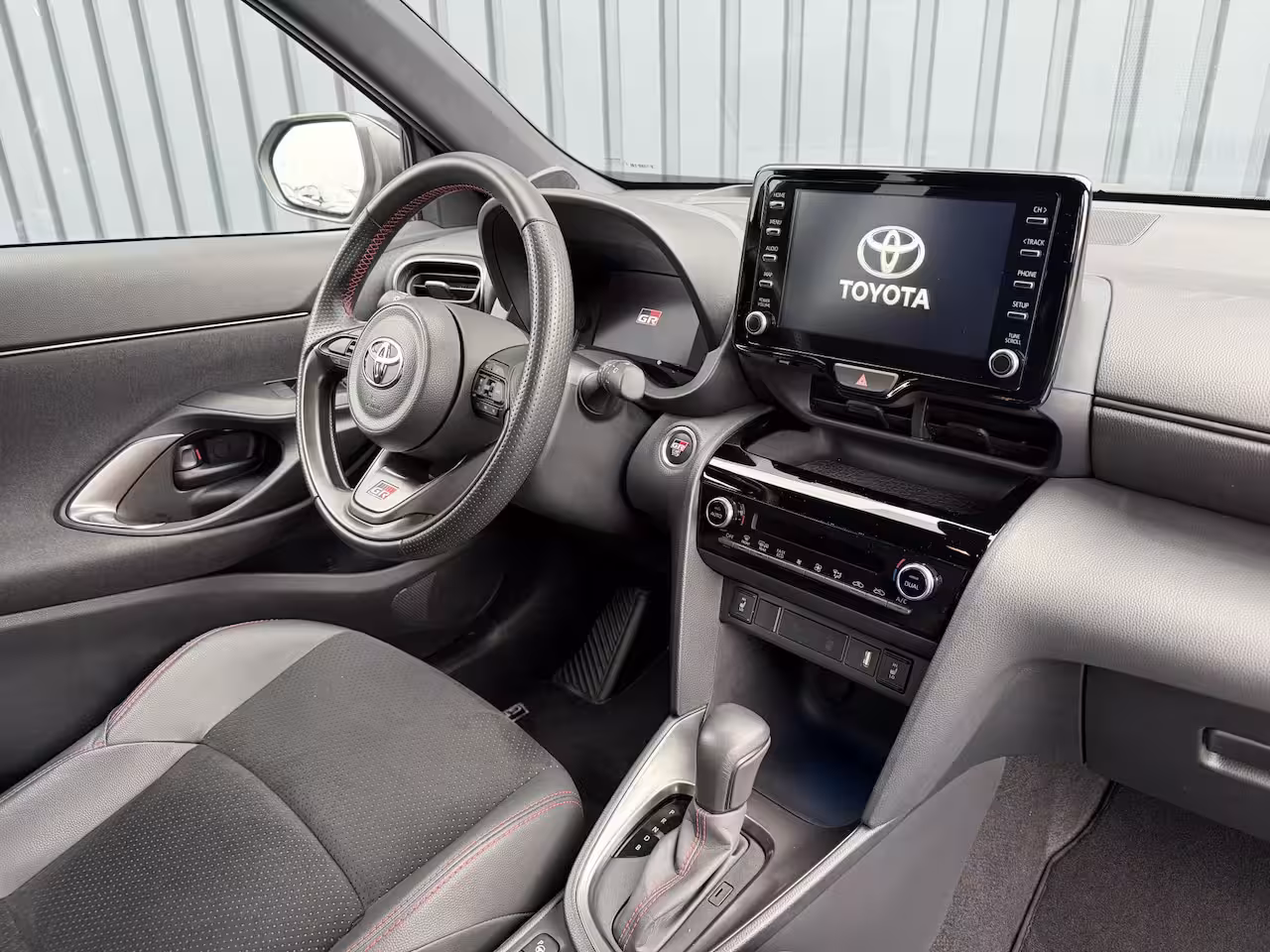 Toyota Yaris Cross 1.5 Hybrid GR Sport | 360 camera | 8.000 km | Head-up | BSM | Rijklaar