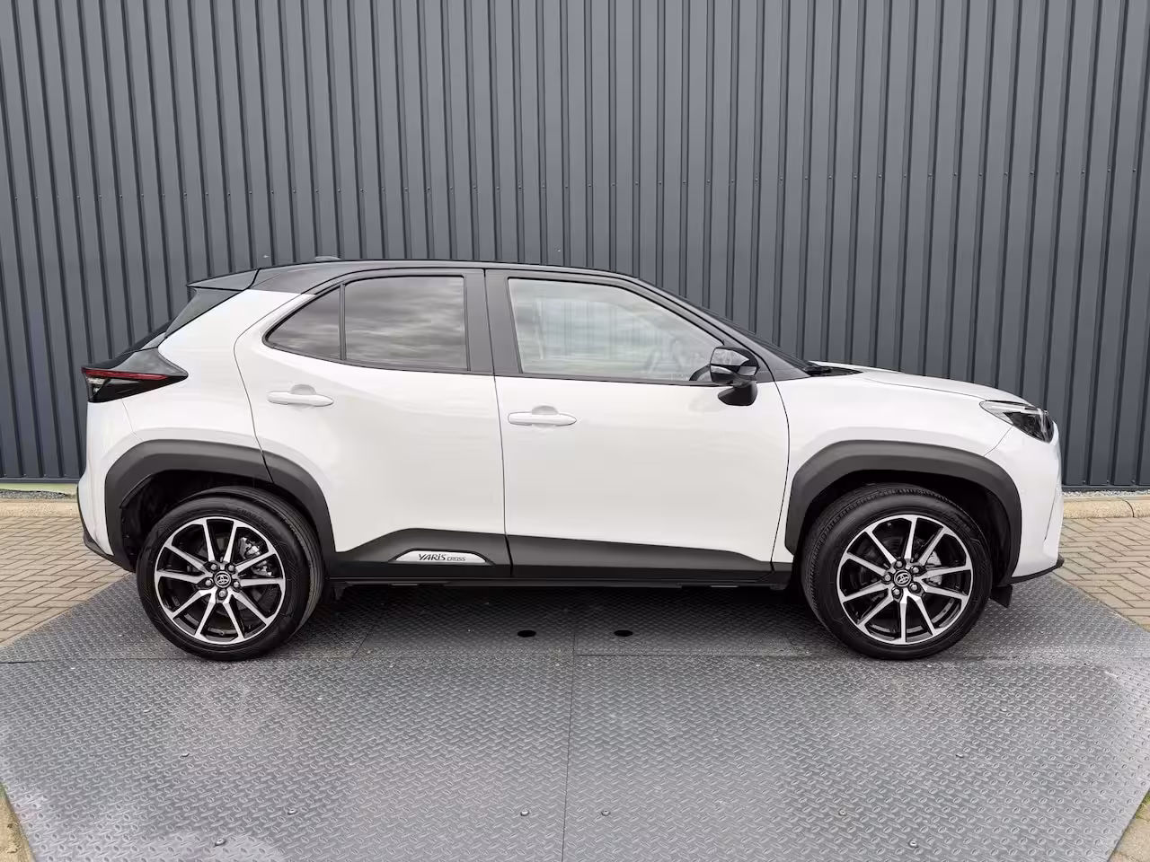 Toyota Yaris Cross 1.5 Hybrid GR Sport | 360 camera | 8.000 km | Head-up | BSM | Rijklaar