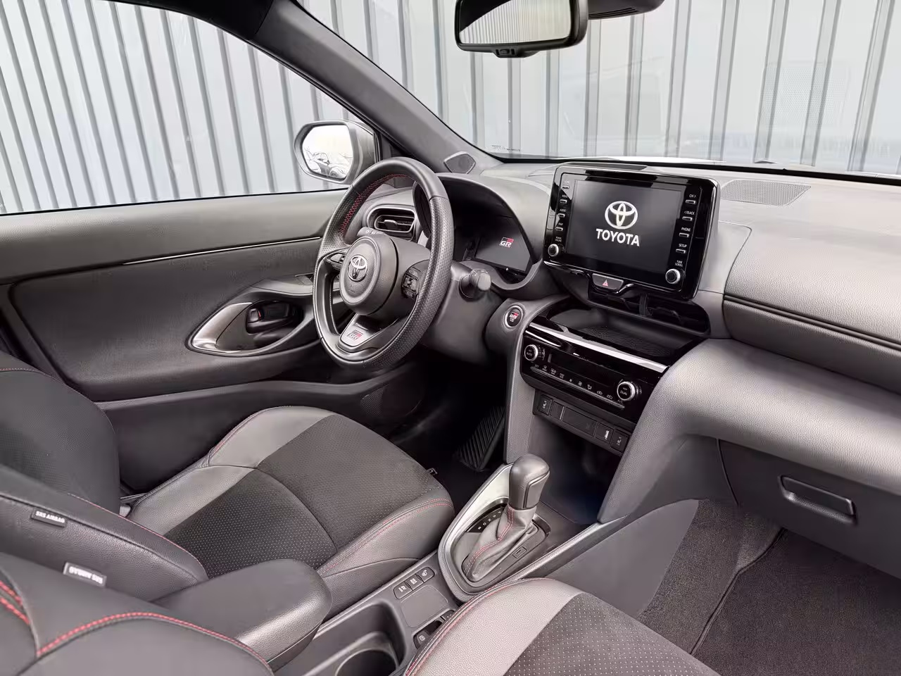 Toyota Yaris Cross 1.5 Hybrid GR Sport | 360 camera | 8.000 km | Head-up | BSM | Rijklaar