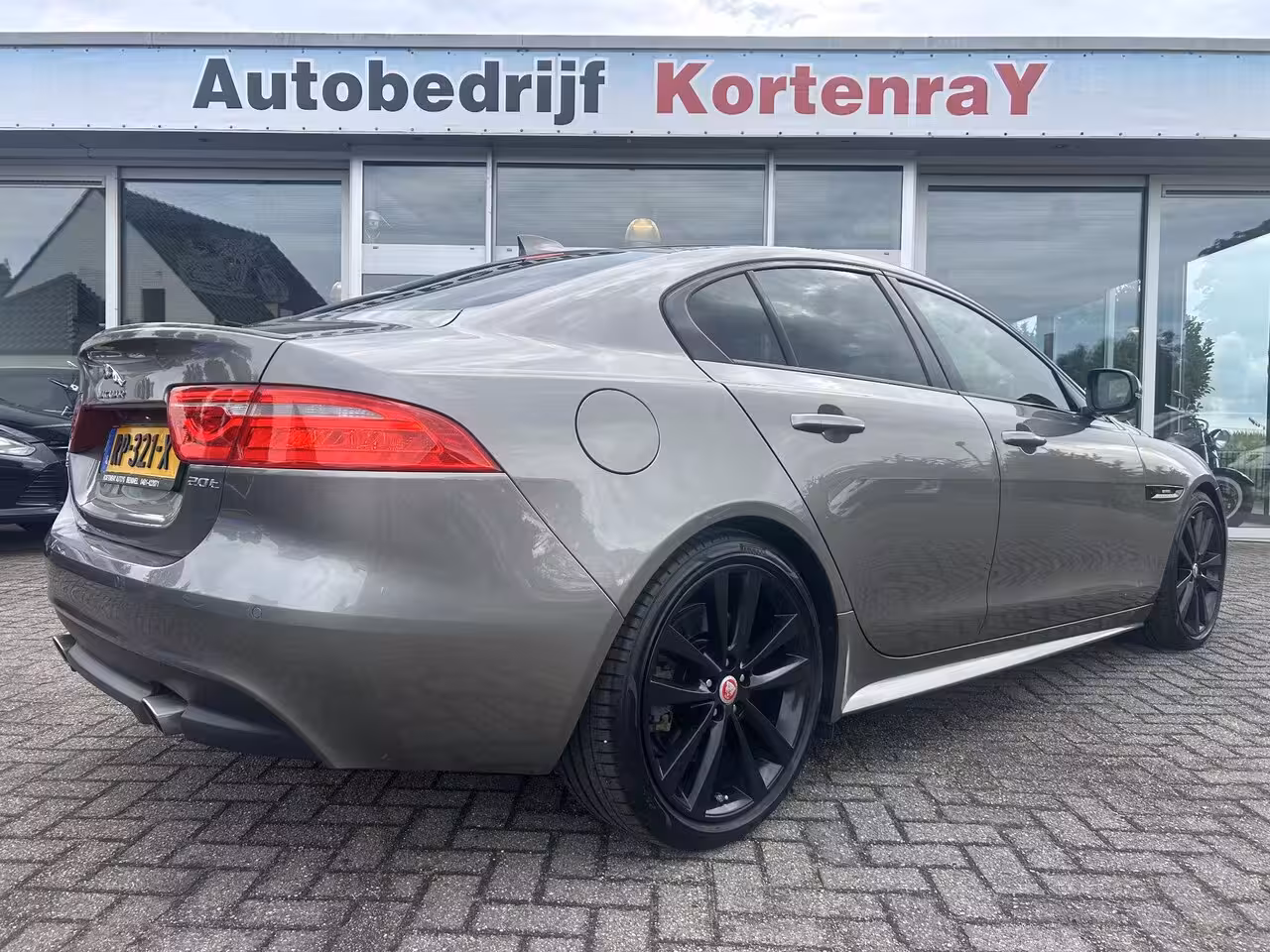 Jaguar XE 2.0 Portfolio R Sport Black Pack/Bomvol opties/Speciale kleurstelling/Nieuwstaat