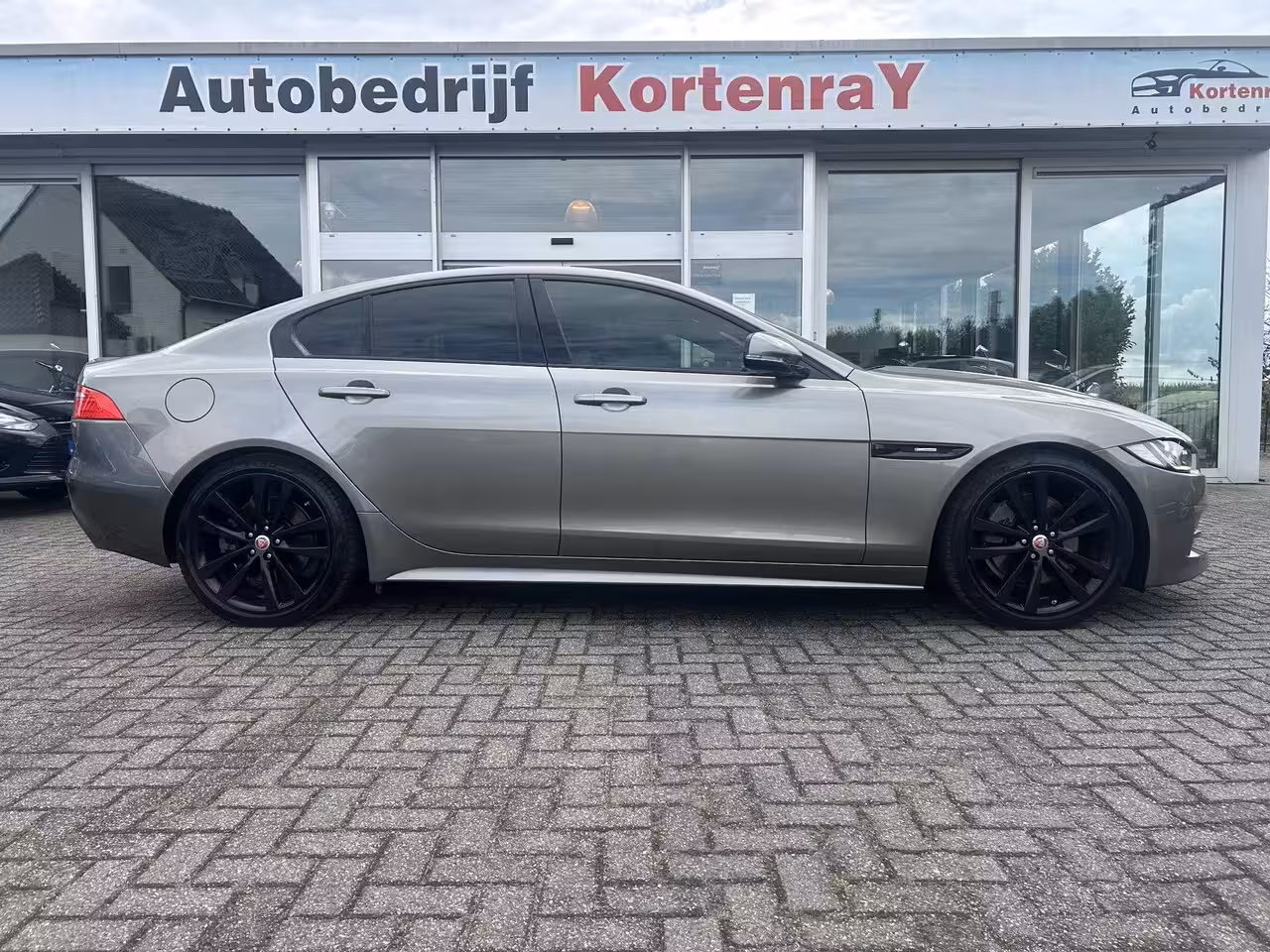Jaguar XE 2.0 Portfolio R Sport Black Pack/Bomvol opties/Speciale kleurstelling/Nieuwstaat