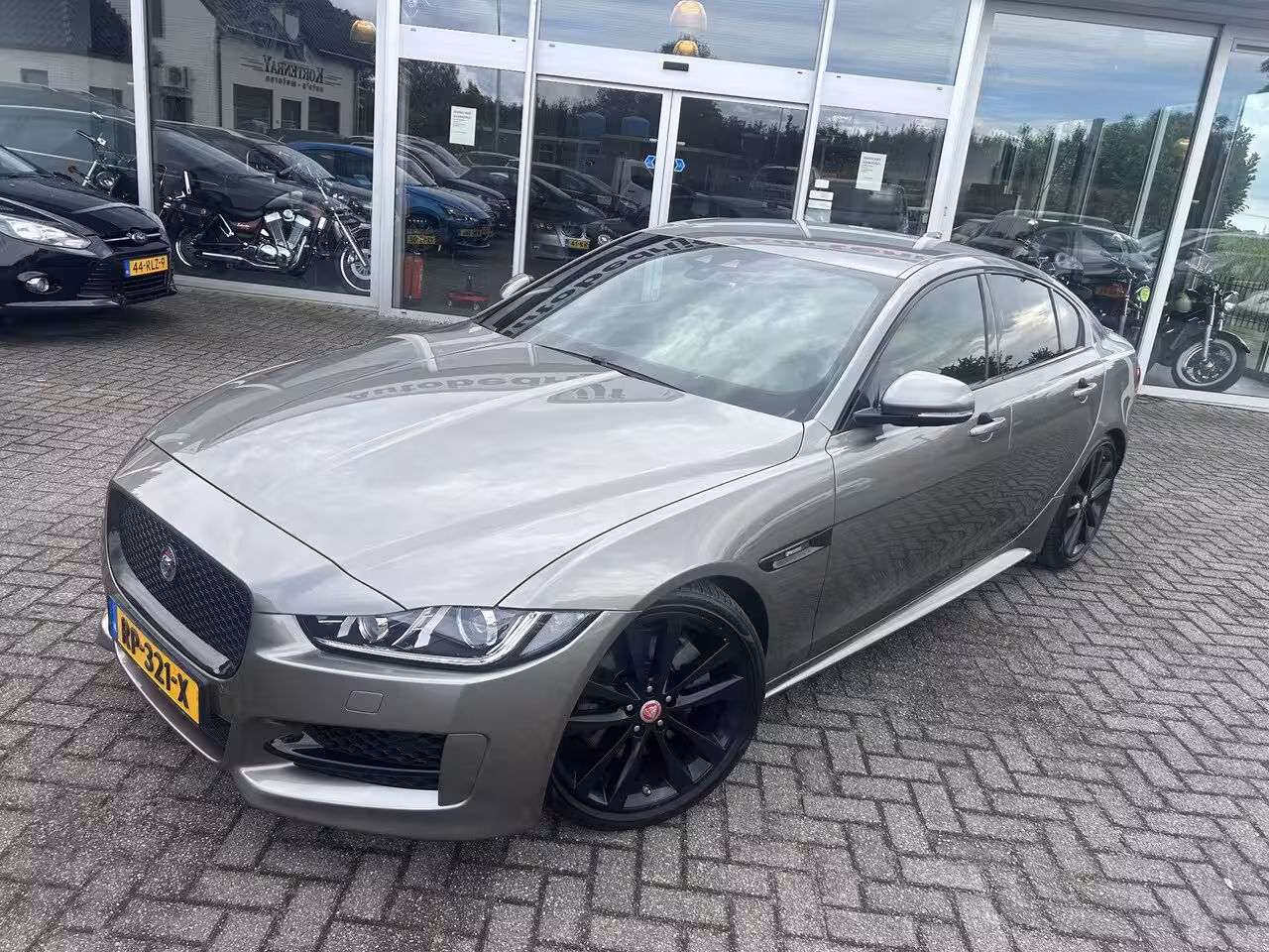 Jaguar XE 2.0 Portfolio R Sport Black Pack/Bomvol opties/Speciale kleurstelling/Nieuwstaat