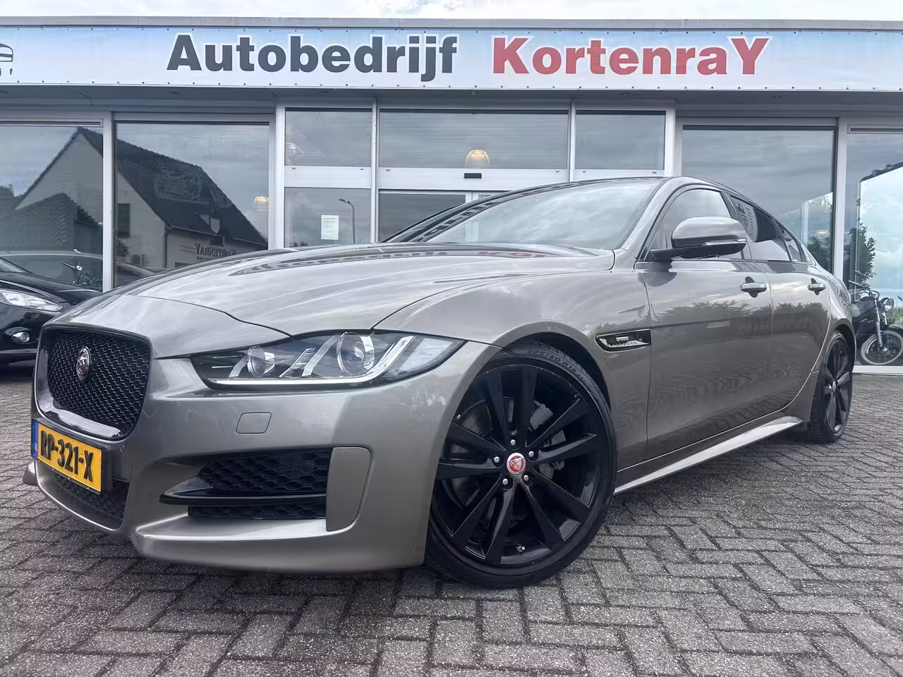 Jaguar XE 2.0 Portfolio R Sport Black Pack/Bomvol opties/Speciale kleurstelling/Nieuwstaat