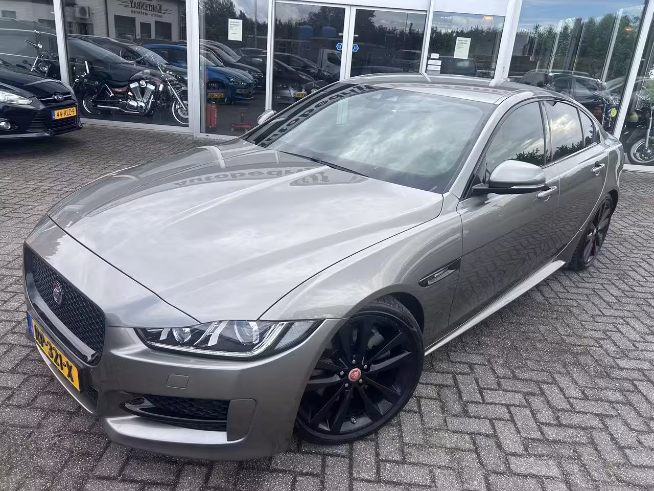 Jaguar XE 2.0 Portfolio R Sport Black Pack/Bomvol opties/Speciale kleurstelling/Nieuwstaat