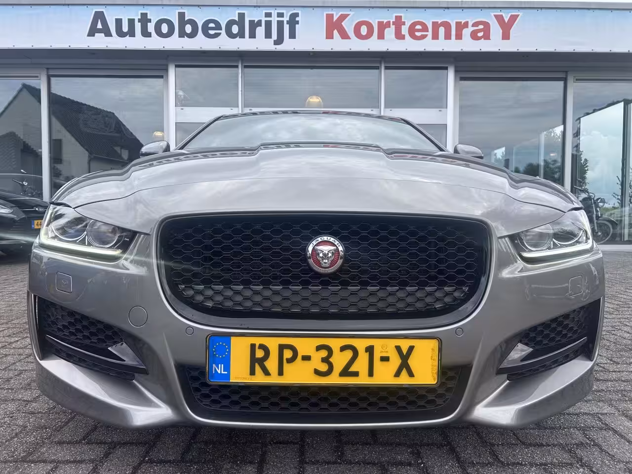 Jaguar XE 2.0 Portfolio R Sport Black Pack/Bomvol opties/Speciale kleurstelling/Nieuwstaat
