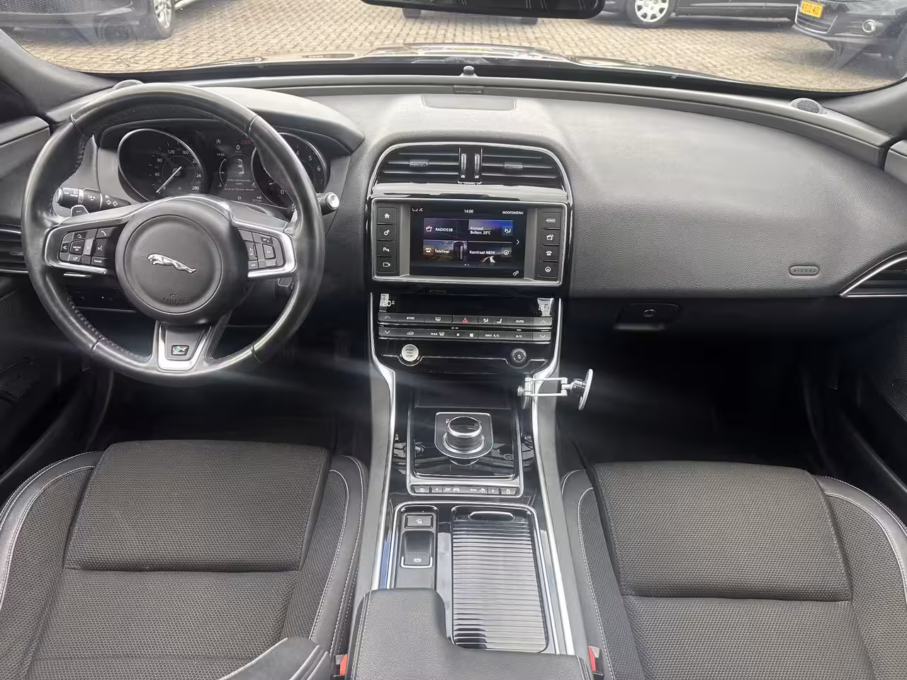 Jaguar XE 2.0 Portfolio R Sport Black Pack/Bomvol opties/Speciale kleurstelling/Nieuwstaat