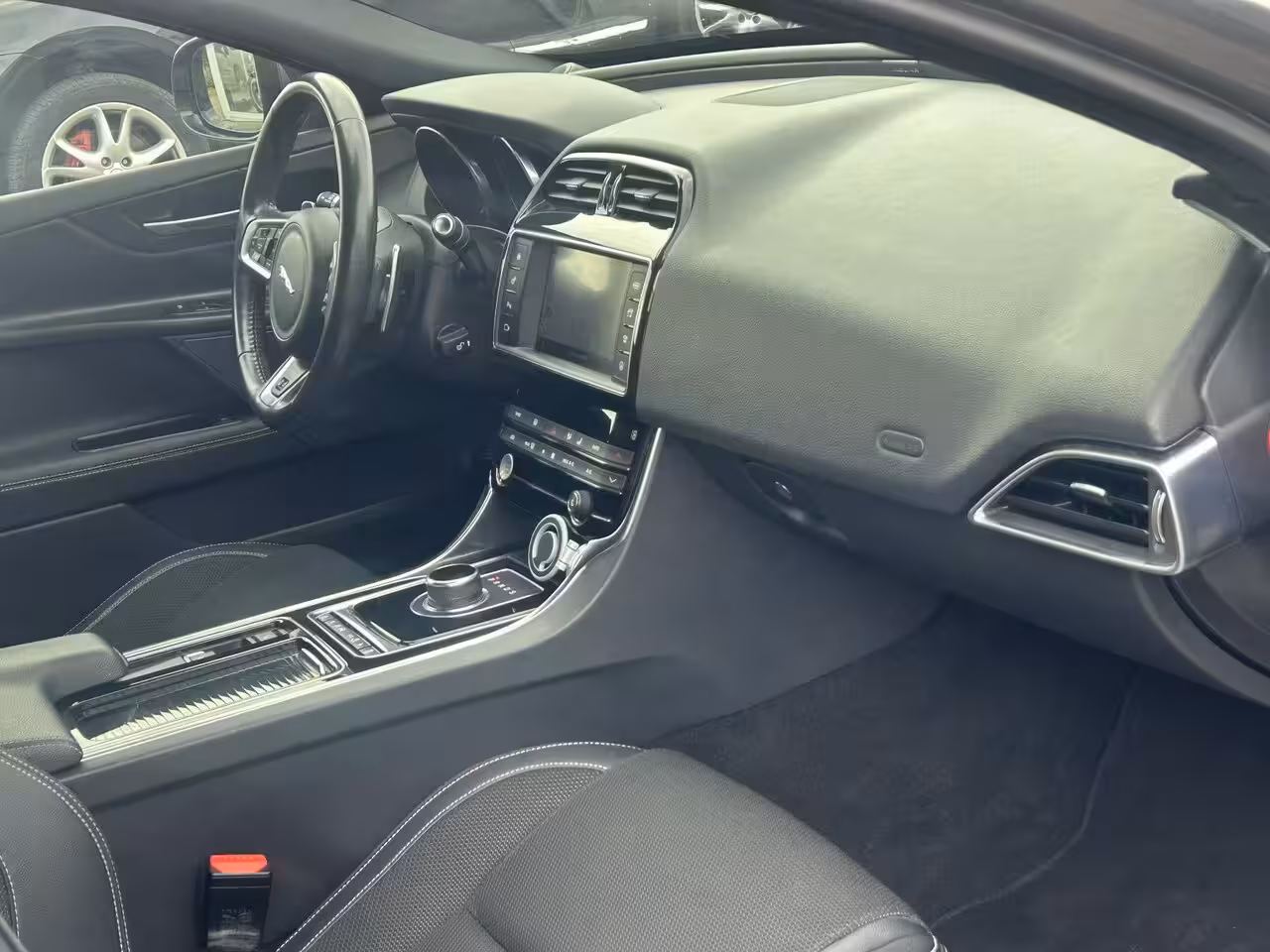 Jaguar XE 2.0 Portfolio R Sport Black Pack/Bomvol opties/Speciale kleurstelling/Nieuwstaat