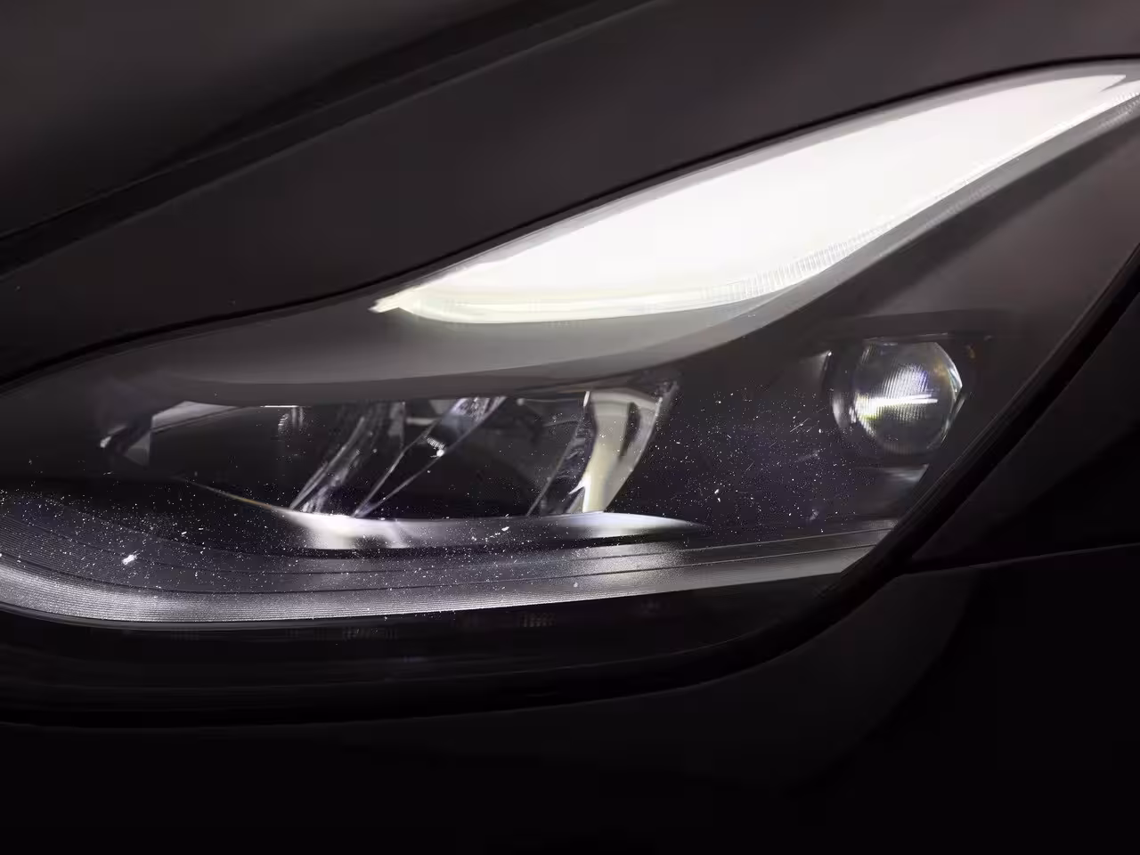 Tesla Model Y Long Range AWD 75 kWh | PANODAK | AFNEEMBARE TREKHAAK | STOEL-STUURWIELVERWARMING | LEER |