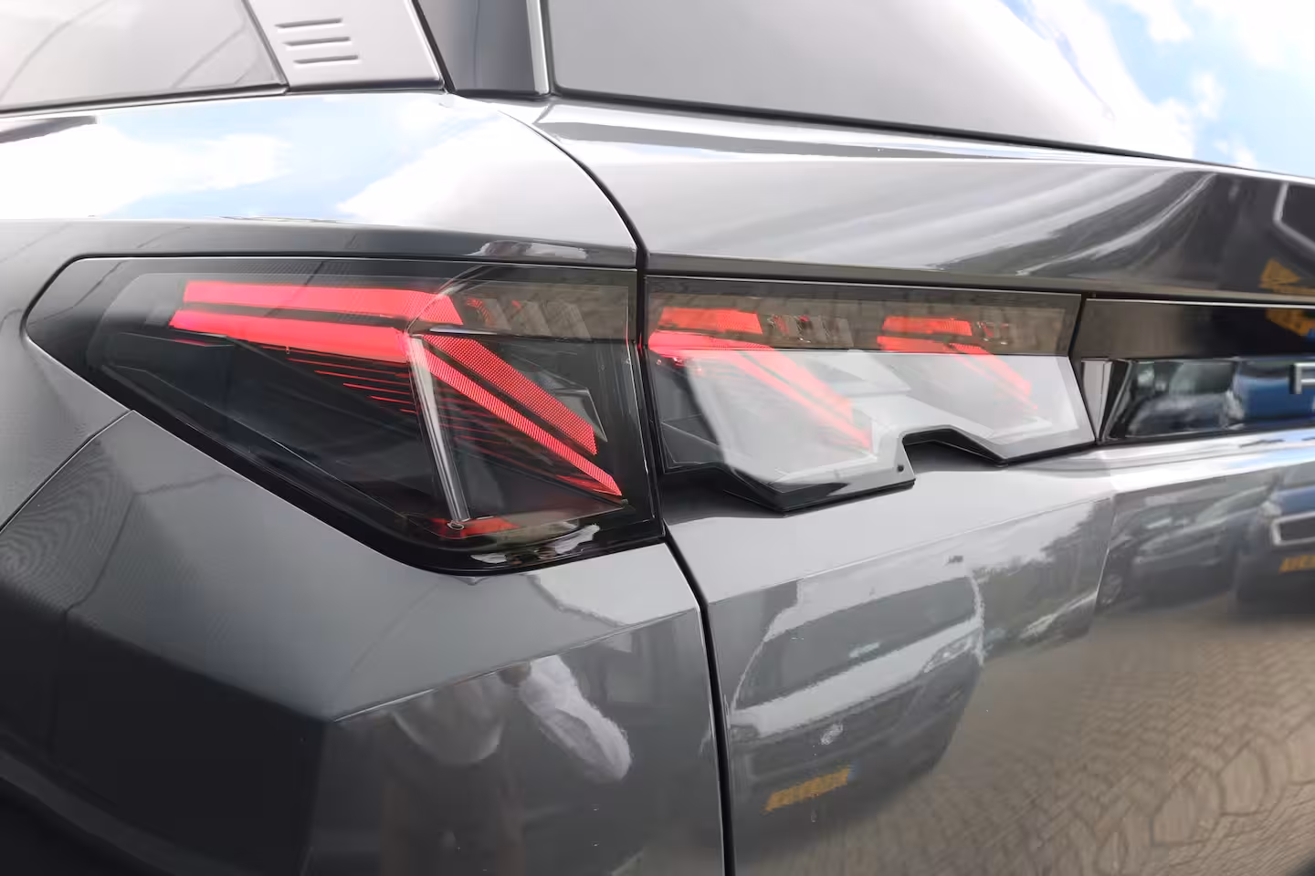 Peugeot 5008 1.2 Hybrid 136 GT 7p | Schuif kanteldak | Alcantara | 360 Pakket | | Panoramadak | Rondomz