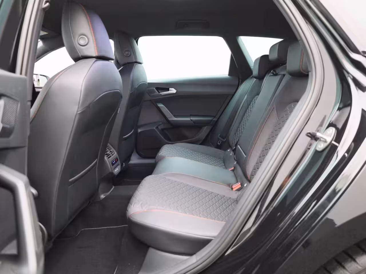 Seat Leon Sportstourer 1.5 TSI e-Hybrid FR Business 204 PK | Automaat | LED Matrix Koplampen | Navigatie | Climat