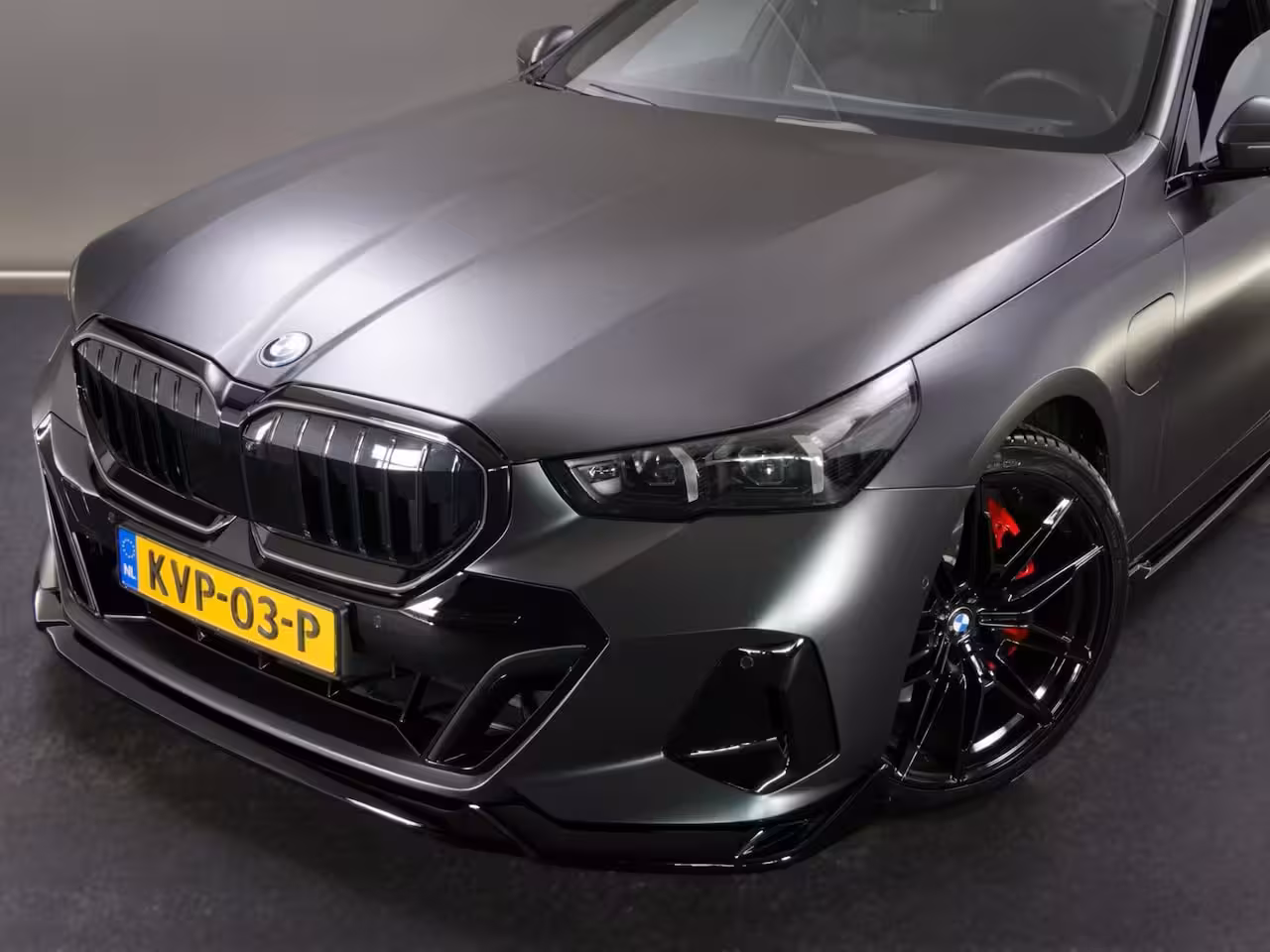 BMW 5-serie Touring 550e xDrive M-Sport (MAXTON, 4-WIELBESTURING, PANO, HARMAN/KARDON, STOELVENTILATIE, HEAD-U