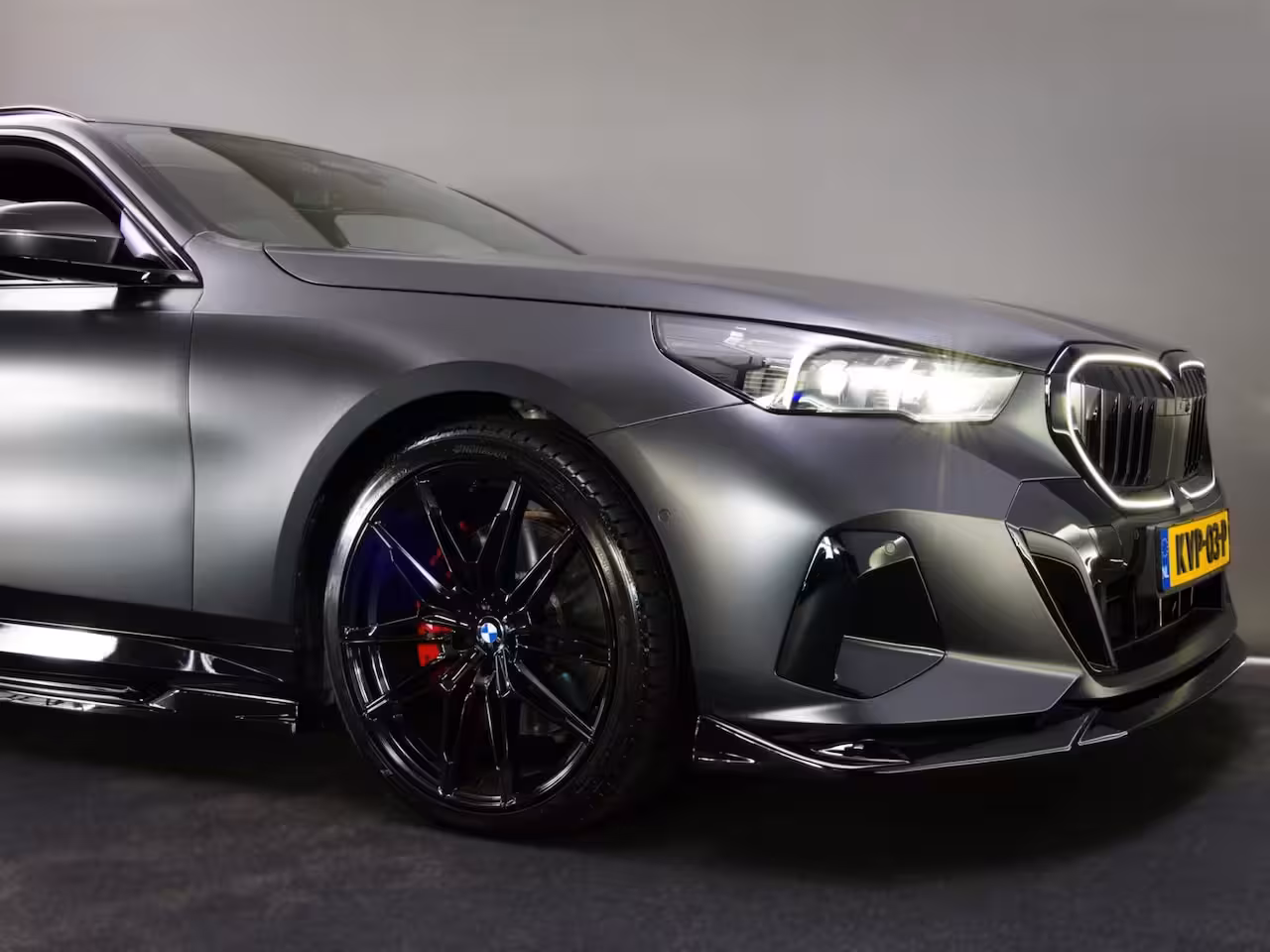 BMW 5-serie Touring 550e xDrive M-Sport (MAXTON, 4-WIELBESTURING, PANO, HARMAN/KARDON, STOELVENTILATIE, HEAD-U