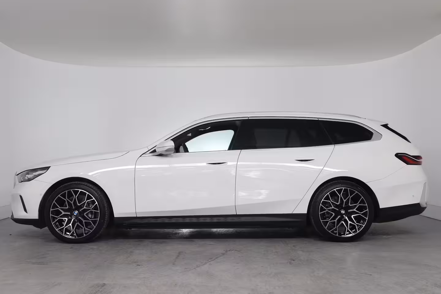 BMW i5 Touring eDrive40 84kWh | Achteruitrijcamera | Apple Carplay/Android Auto|telefoonintegratie premiu