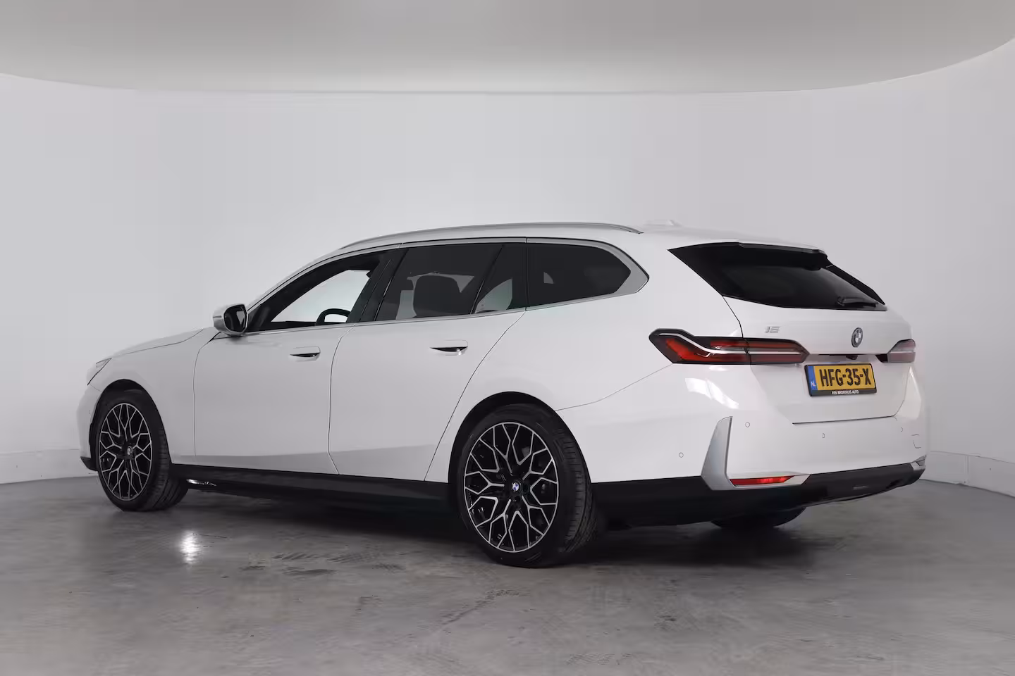 BMW i5 Touring eDrive40 84kWh | Achteruitrijcamera | Apple Carplay/Android Auto|telefoonintegratie premiu