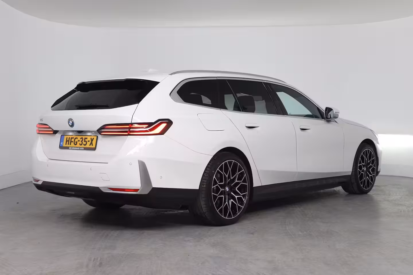 BMW i5 Touring eDrive40 84kWh | Achteruitrijcamera | Apple Carplay/Android Auto|telefoonintegratie premiu