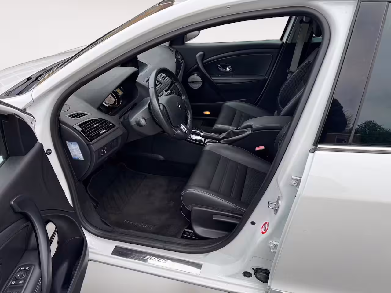 Renault Mégane Estate 1.2 TCe Bose | Automaat | Panoramadak | Trekhaak | Bose Sound | Half Leder bekleding | 12