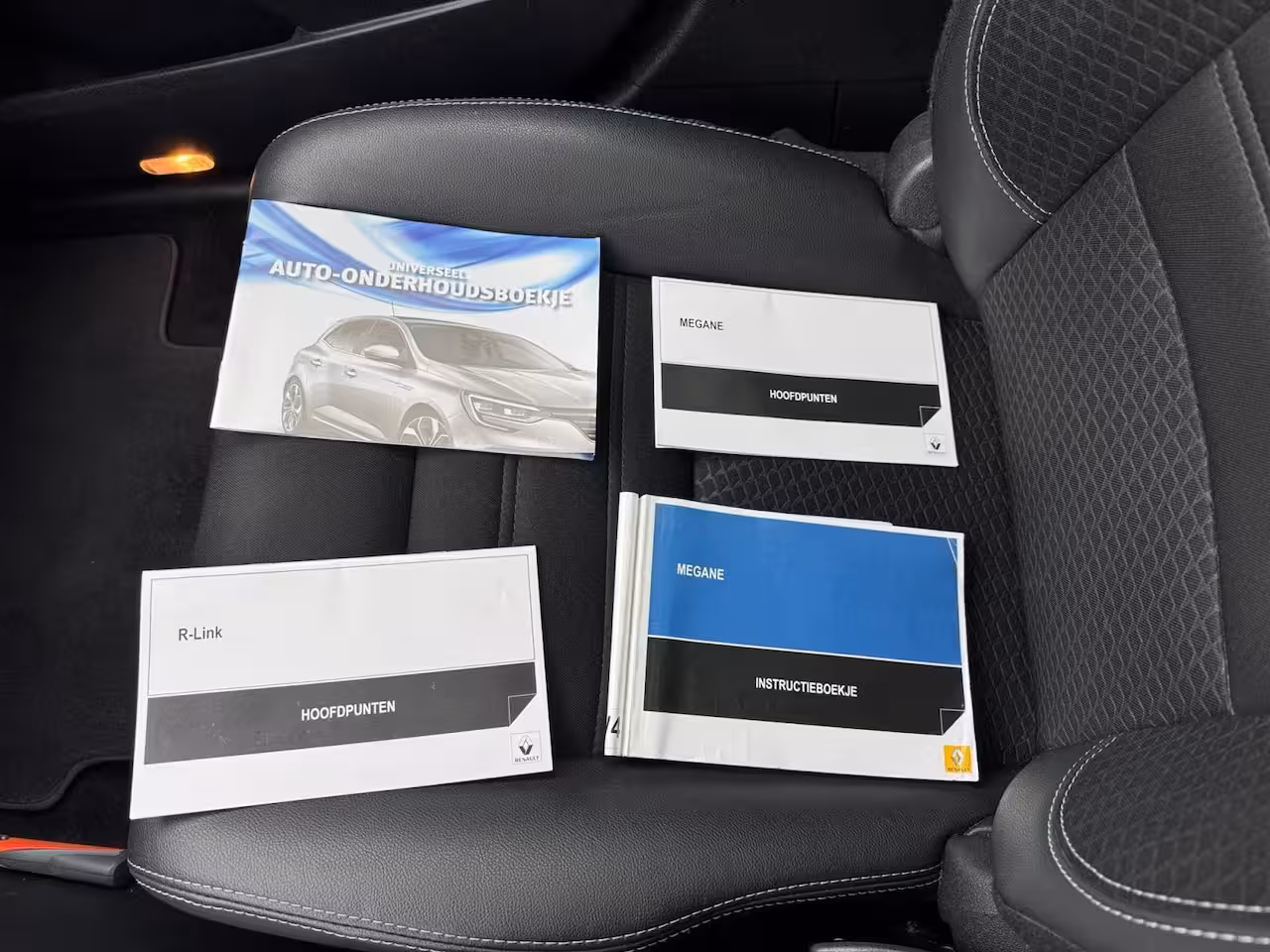 Renault Mégane Estate 1.2 TCe Bose | Automaat | Panoramadak | Trekhaak | Bose Sound | Half Leder bekleding | 12