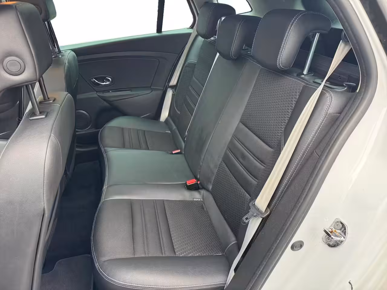 Renault Mégane Estate 1.2 TCe Bose | Automaat | Panoramadak | Trekhaak | Bose Sound | Half Leder bekleding | 12