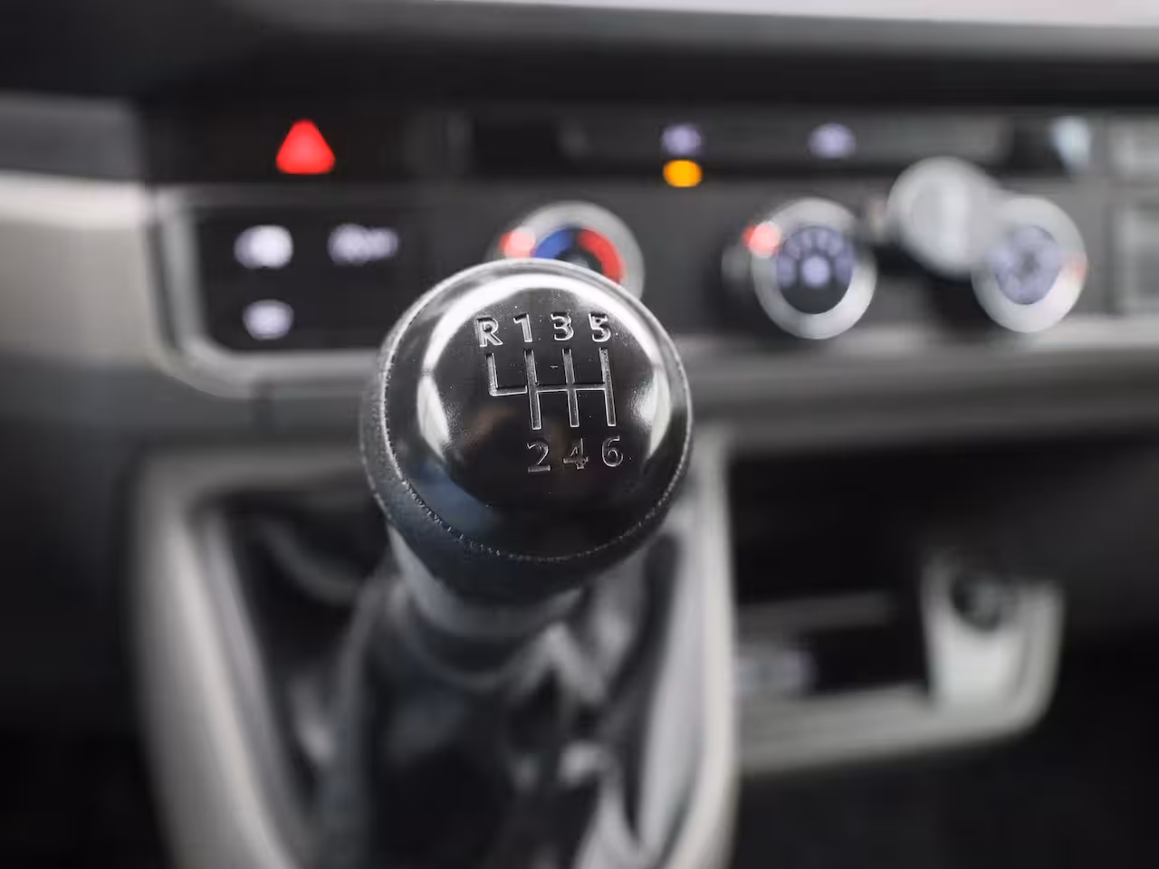 Volkswagen Crafter 2.0 TDI L3H2 140PK | Airco | Navigatie | Achteruitrijcamera | Parkeersensoren Voor + Achte